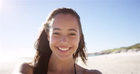 Rear view beautiful young girl beach sand off ass slow motion。